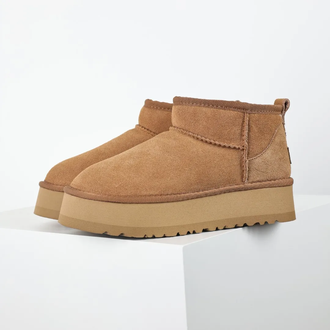 Pick up locally 💰440 The core recommendation is good price E4 UGG Thick-soled short style Zhou Dongyu and Wang Yibo's same series Xiaohongshu popular model Henan Longfeng leather production Cashmere insole is a very suitable choice for keeping warm in winter when going out and at home. In the new year, uug launched a style series, which is partially geared towards the preferences of young consumers and has also been at the forefront of fashion trends. Shoe body material UGGPURE™ implanted wool insole Lightweight non-slip and comfortable rubber outsole With brand LOGO and complete packaging Size: 35 36 37 38 39 40
